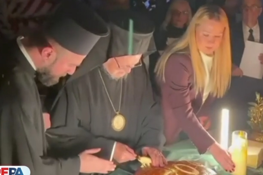 Τα μαχαίρια «πρόδωσαν» τον Πατριάρχη Βαρθολομαίο στην κοπή της πίτας των ομογενών της Κωνσταντινούπολης