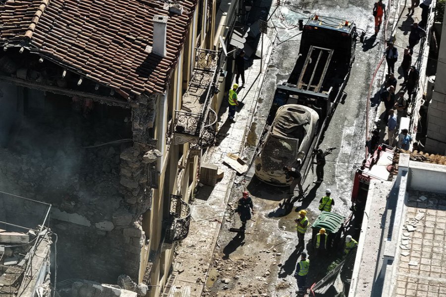 Πλάκα: Αγωνία για πέντε άτομα που αγνοούνται μετά την έκρηξη, ηλικιωμένο ζευγάρι έμενε στον δεύτερο όροφο του κτηρίου - Οι Αρχές και οι συγγενείς των ηλικιωμένων προσπαθούν να επικοινωνήσουν τηλεφωνικά μαζί τους, ωστόσο το κινητό τους είναι απενεργοποιημένο
