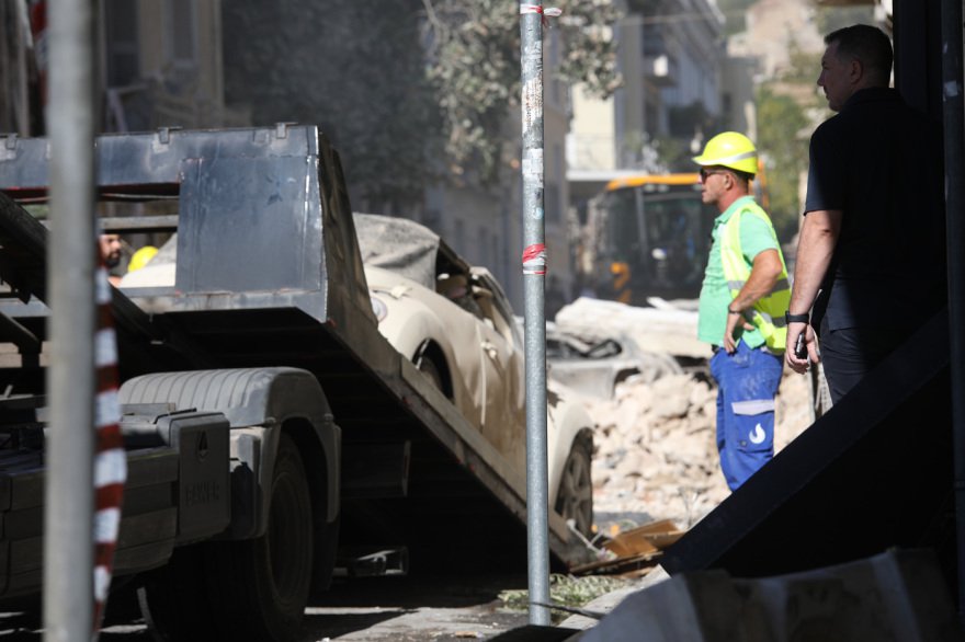 Πλάκα: Αγωνία για πέντε άτομα που αγνοούνται μετά την έκρηξη, ηλικιωμένο ζευγάρι έμενε στον δεύτερο όροφο του κτηρίου