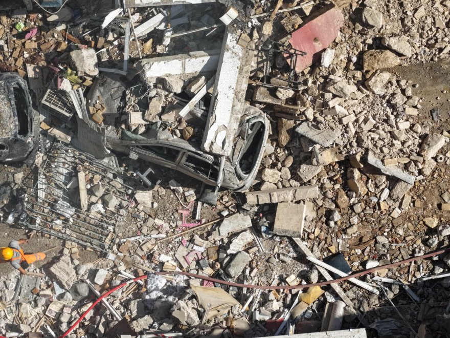 Πλάκα: Αγωνία για πέντε άτομα που αγνοούνται μετά την έκρηξη, ηλικιωμένο ζευγάρι έμενε στον δεύτερο όροφο του κτηρίου
