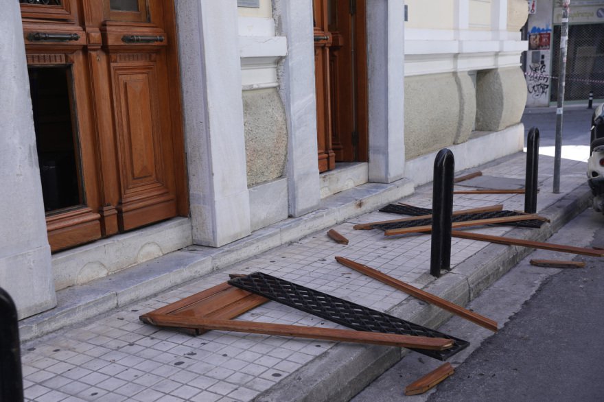 Πλάκα: Αγωνία για πέντε άτομα που αγνοούνται μετά την έκρηξη, ηλικιωμένο ζευγάρι έμενε στον δεύτερο όροφο του κτηρίου