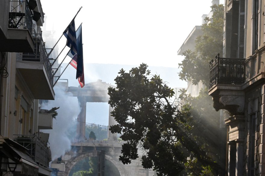 Πλάκα: Αγωνία για πέντε άτομα που αγνοούνται μετά την έκρηξη, ηλικιωμένο ζευγάρι έμενε στον δεύτερο όροφο του κτηρίου