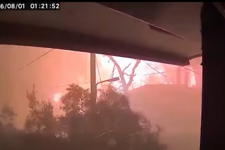 Πόρτο Γερμενό: Η στιγμή που οι φλόγες εισβάλλουν στην περιοχή στη 1:20 τα ξημερώματα - Βίντεο από κάμερα ασφαλείας καταγράφει τη δραματική εισβολή του πύρινου μετώπου στις 1:20 π.μ. της 1ης Αυγούστου, κατά τη διάρκεια της πυρκαγιάς που μ
