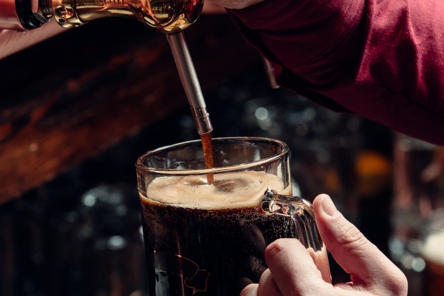 Γιατί οι βρετανικές παμπ κινδυνεύουν να χάσουν το δυνατό τους χαρτί ‑ τους αγώνες στις οθόνες