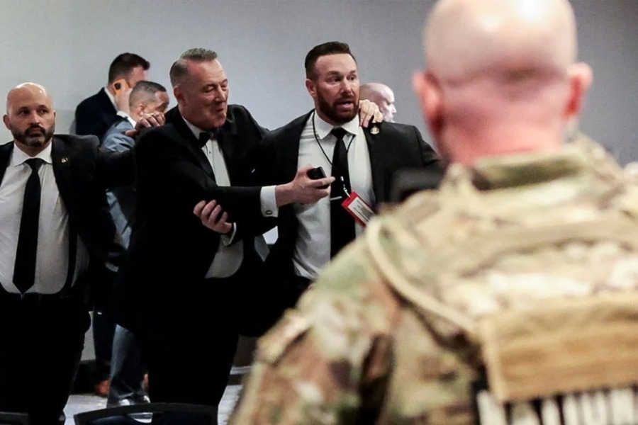 Πώς ο πράκτορος των Μυστικών Υπηρεσιών σώθηκε από τον ένοπλο που είχε ανοίξει πυρ χάρη στο κινητό του - Ο πράκτορας, τα στοιχεία του οποίου δεν έχουν δοθεί στη δημοσιότητα, πήρε εξιτήριο από το νοσοκομείο