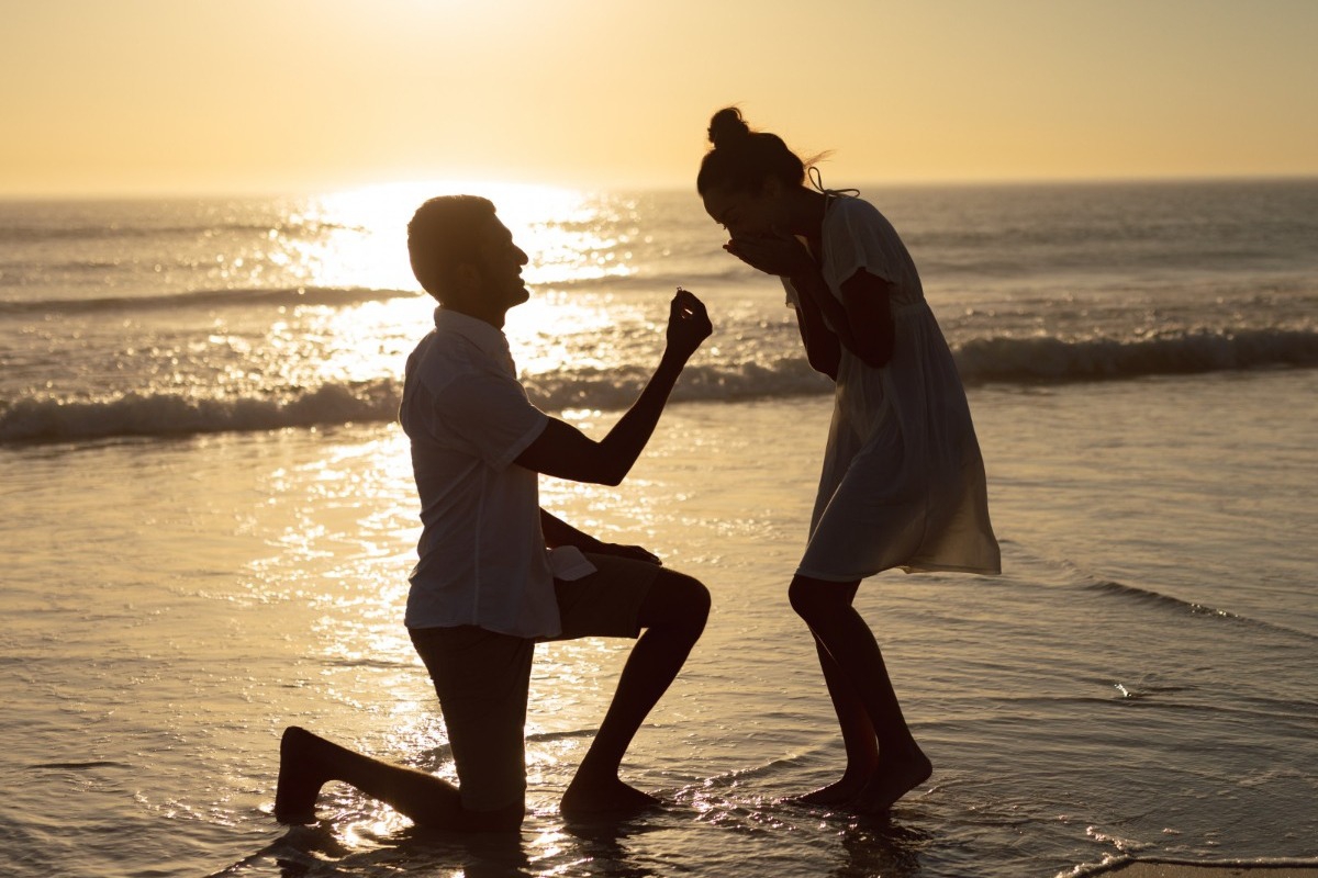 Γιατί οι άντρες κάνουν πρόταση γάμου γονατιστοί;