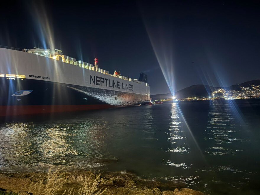 Προσάραξε φορτηγό πλοίο στον δίαυλο του Ναυστάθμου Σαλαμίνας, δείτε βίντεο και φωτογραφίες