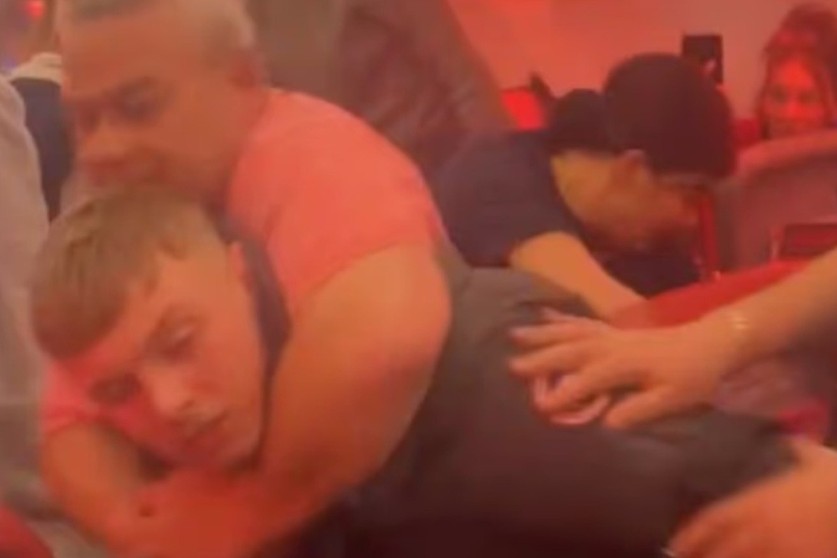 Χάος σε πτήση από Τουρκία για Μάντσεστερ με αίμα και... δόντια στο πάτωμα, δείτε βίντεο - Έγινε αναγκαστική προσγείωση στο Βέλγιο και η αστυνομία συνέλαβε δύο άτομα