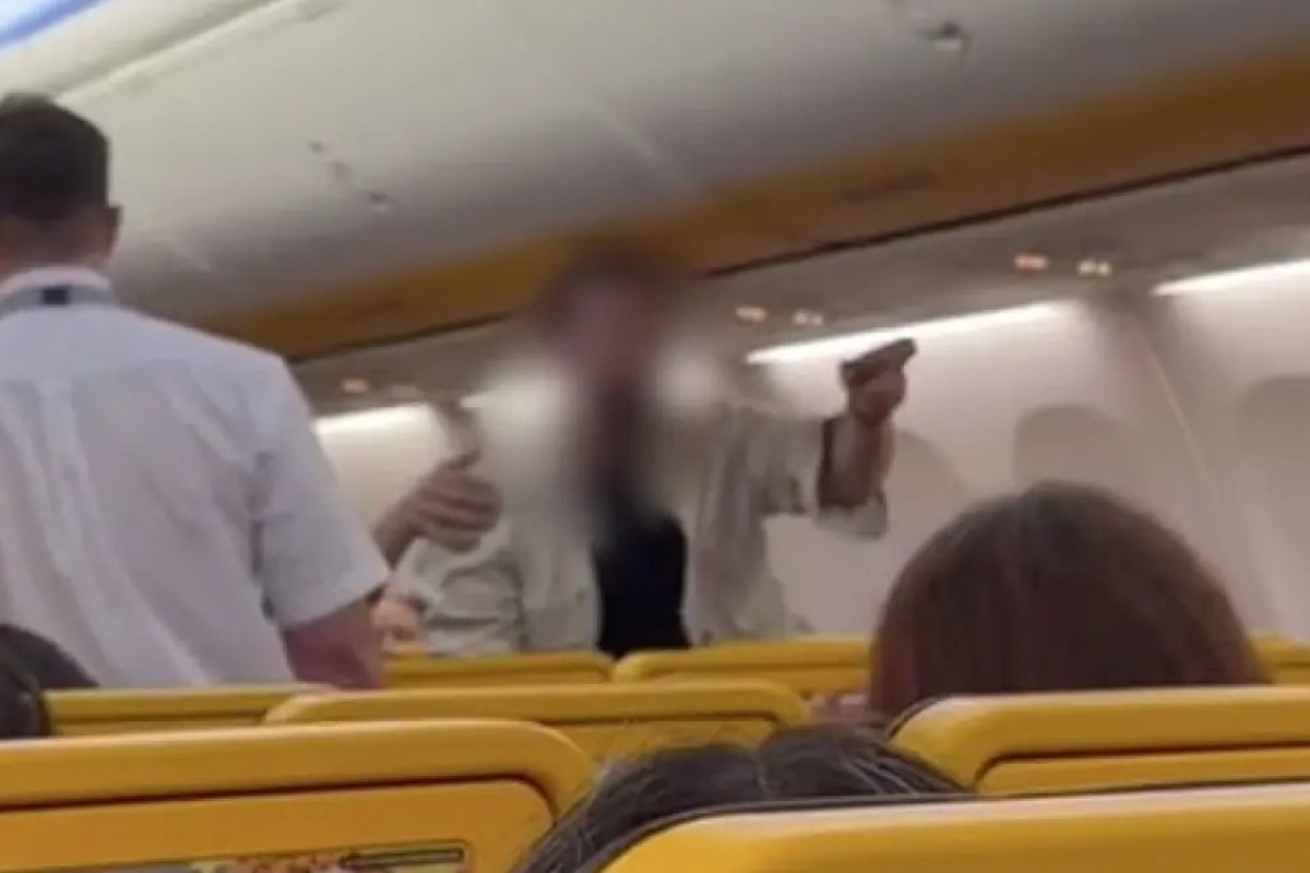 Μεθυσμένος προκάλεσε χάος σε πτήση της Ryanair, τον απομάκρυνε η αστυνομία (βίντεο) - Η πτήση της 12ης Φεβρουαρίου από τη Μαδρίτη με προορισμό την Ίμπιζα καθυστέρησε δύο ώρες μετά την άρνηση του επιβάτη να υπακούσει τις οδηγίες του πληρ