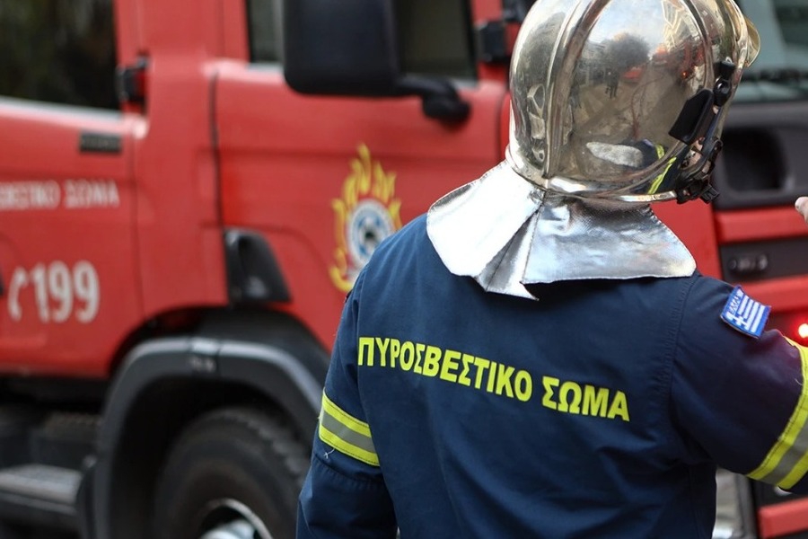 Φωτιά σε υπόγεια αποθήκη στο Κολωνάκι - Για την κατάσβεση της πυρκαγιάς επιχειρούν 12 πυροσβέστες με τέσσερα οχήματα