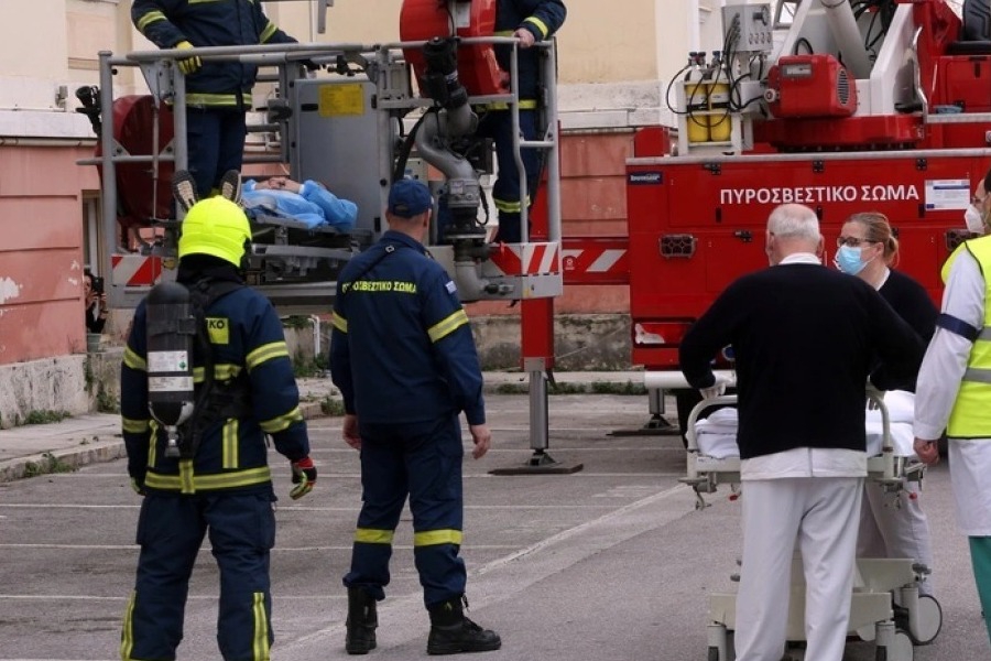 Ανδρας απειλεί να πέσει από την ταράτσα στο κτίριο της πολεοδομίας στην Αθήνα - Kρέμεται από τα κάγκελα