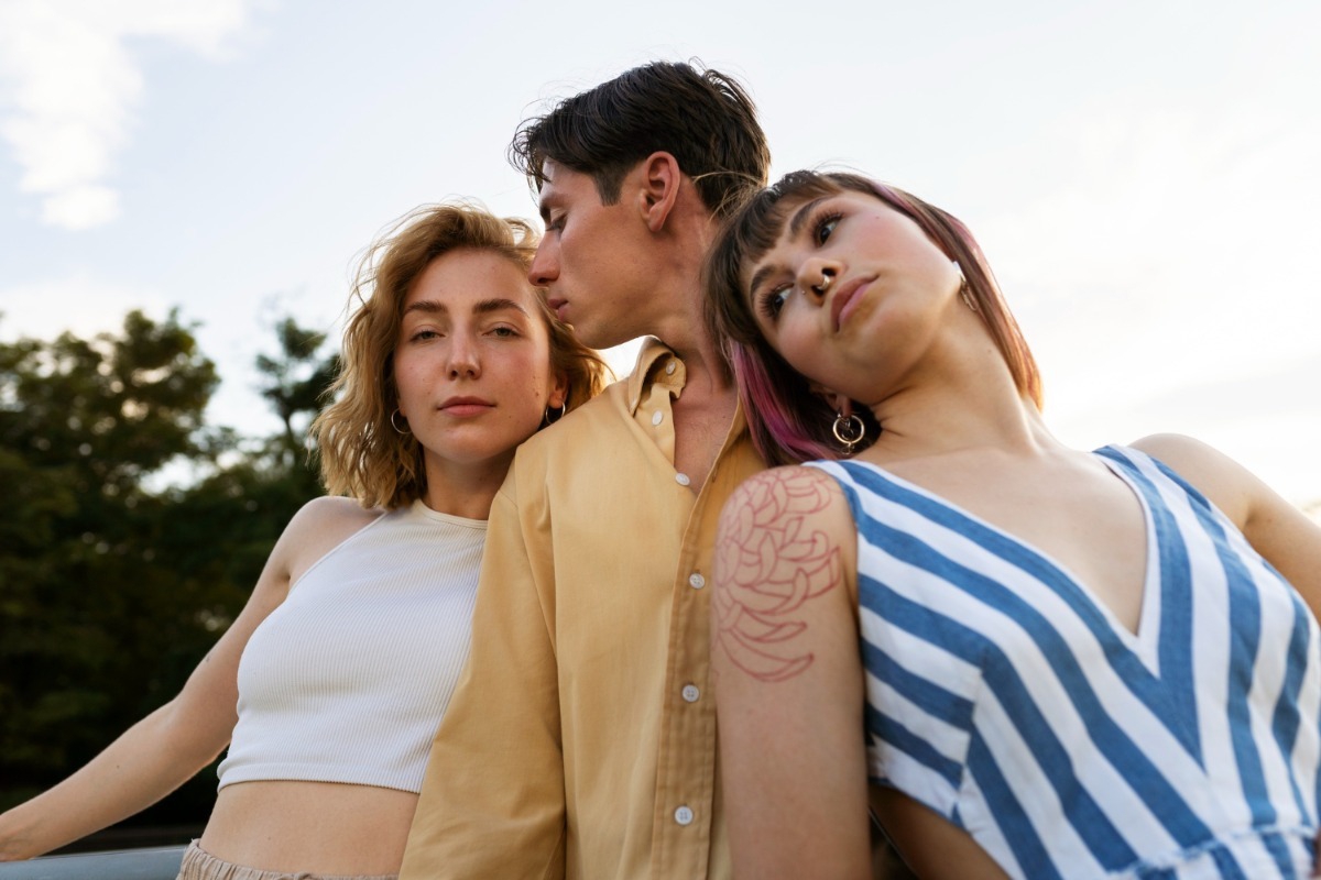 «Αναρχία στις σχέσεις»: 1 στους 5 εφαρμόζει την τάση του 2026