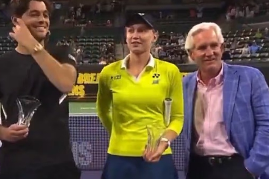 Έλενα Ριμπάκινα: Η ενόχλησή της από το χέρι που της έβαλε στη μέση χορηγός που τη βράβευσε σε τουρνουά στην Καλιφόρνια