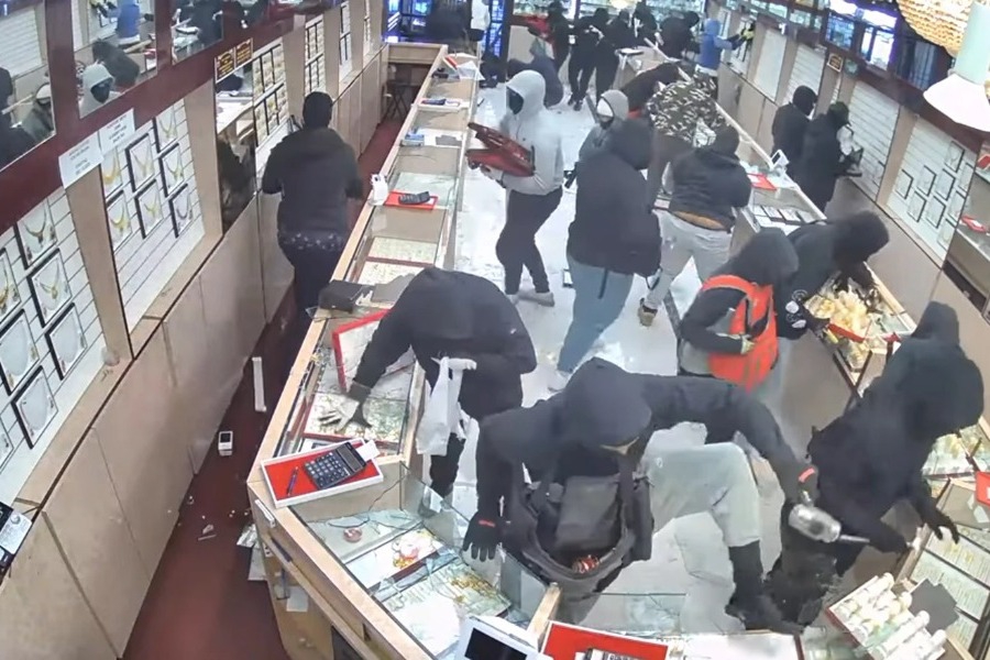 Αδιανόητο βίντεο με μασκοφόρους να ληστεύουν και να διαλύουν κοσμηματοπωλείο στην Καλιφόρνια σε 70 δευτερόλεπτα - Οι ληστείες αυτές ονομάζονται «smash-and-grab»