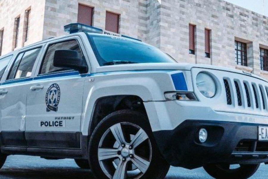 Ρόδος: «Μου έβαλαν τη σούβλα στον αυχένα και απείλησαν την κόρη μου» – Η απολογία του 63χρονου - Ο 63χρονος αρνείται τις κατηγορίες και υποστηρίζει ότι δεν συμμετείχε οικειοθελώς στην κλοπή, αλλά εξαναγκάστηκε να βοηθήσει τους συγκατηγορουμένους τ