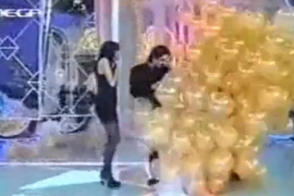 Eπική Παραμονή Πρωτοχρονιάς: Όταν η Κορομηλά πνιγόταν στα μπαλόνια και ο Σχοινάς έκανε πρόταση γάμου στη Γαρμπή