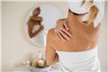Back acne: Οι 6 συμβουλές που μπορούν να βελτιώσουν την εικόνα της επιδερμίδας σας