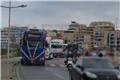 Γάμος με… νταλίκες στο Ηράκλειο – Ασυνήθιστο θέαμα στην παραλιακή