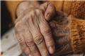 1 στους 4 Έλληνες είναι άνω των 65: Ποιος θα φροντίζει τους ηλικιωμένους τα επόμενα χρόνια;