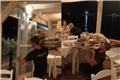 Viral ο σερβιτόρος ταβέρνας που σήκωσε φορτωμένο δίσκο στον έναν ώμο για challenge