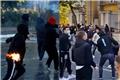 Τίρανα: Μολότοφ και δακρυγόνα - Έφτασαν στο γραφείο του Ράμα