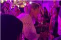 Viral στο TikTok: Η Νατάσσα Μποφίλιου τραγουδά αγκαλιά με ιερέα σε live εμφάνισή της