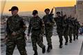 Ακρόπολη: «Στο νηπιαγωγείο καλύτερο βήμα κάναμε» – Αντιδράσεις για άγημα στην υποστολή σημαίας