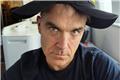 Ο Robbie Williams μιλά ανοιχτά για τη διάγνωση που έλαβε στα 52 του