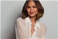Η Chrissy Teigen με διάφανο πουκάμισο σε φωτογράφιση - «Ελπίζω να επιζήσετε μετά από αυτό»