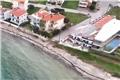 Χαλκιδική: Κινδυνεύουν σπίτια σε γνωστή περιοχή – Έρχονται κυματοθραύστες 95 μέτρων