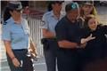 Ένταση στην κηδεία του Γιώργου Μαζωνάκη: Η Ελένη Λουκά διέκοψε την τελετή με φωνές και ύβρεις