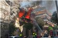 Φωτιά τώρα σε διώροφο κτίριο στην Καλλιθέα, γυναίκα πήδηξε από το μπαλκόνι για να σωθεί, δείτε βίντεο και φωτογραφίες