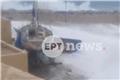 Τεράστια κύματα «σηκώνουν» ιστιοπλοϊκό στο λιμάνι της Γαύδου, δείτε βίντεο