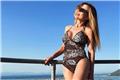 Η Ευρυδίκη με animal print μαγιό αρνείται να αποχαιρετήσει το καλοκαίρι