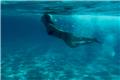 Η Βάσω Λασκαράκη φωτογραφήθηκε κάτω από το νερό: Χαμένη στο γαλάζιο, έγραψε
