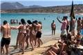 Κουφονήσια: Λουόμενοι στήσανε μίνι πανηγύρι στην παραλία και χόρεψαν ικαριώτικο