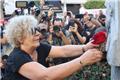 Κόκκινο τριαντάφυλλο άφησε η Μάγδα Φύσσα στο μνημείο του Παύλου, σε εξέλιξη συγκέντρωση στο Κερατσίνι, βίντεο και φωτογραφίες