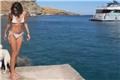 Οι βουτιές της Κατερίνας Παπουτσάκη με λευκό μπικίνι στην Κύθνο και η φωτογραφία με το τατουάζ-κοχύλι, δείτε βίντεο