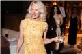 Η Pamela Anderson χόρεψε ξυπόλητη στο γάμο του γιου της - Η viral αγκαλιά με τον Tommy Lee