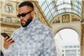 Samuel Onuha: Αυτός είναι ο influencer που φωτογραφήθηκε γυμνός μπροστά στο άγαλμα του Καραμανλή
