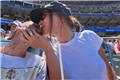 Παθιασμένο φιλί στο στόμα! Justin και Hailey στις κερκίδες αγώνα μπέιζμπολ - Δείτε τη φωτογραφία