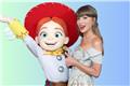 Το μανικιούρ της Taylor Swift μοιάζει βγαλμένο από παιδικό δωμάτιο – Και έγινε ήδη trend
