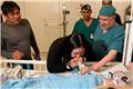 Σιαμαία κοριτσάκια από τις Φιλιππίνες διαχωρίστηκαν επιτυχώς μετά από εξάωρη απαιτητική επέμβαση στο Ριάντ, δείτε βίντεο