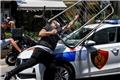 Βίαια επεισόδια στα Τίρανα με τραυματίες: Δακρυγόνα, πέτρες και συλλήψεις έξω από το αλβανικό Κοινοβούλιο – βίντεο και φωτογραφίες