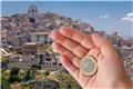 Πώς είναι τελικά η ζωή στην ιταλική πόλη με τα σπίτια του 1 ευρώ;