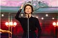 Απίθανο! Μεταμορφώθηκε σε Edith Piaf και βρέθηκε στην κορυφή της βαθμολογίας