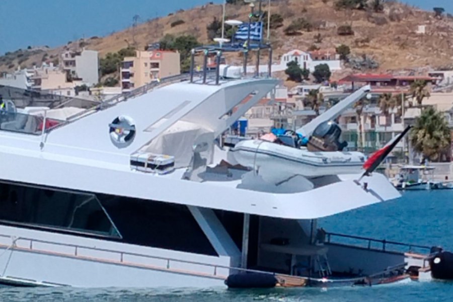Σαλαμίνα: Βυθίζεται θαλαμηγός στη Μαρίνα Βουρκαρίου, δείτε βίντεο και φωτογραφίες