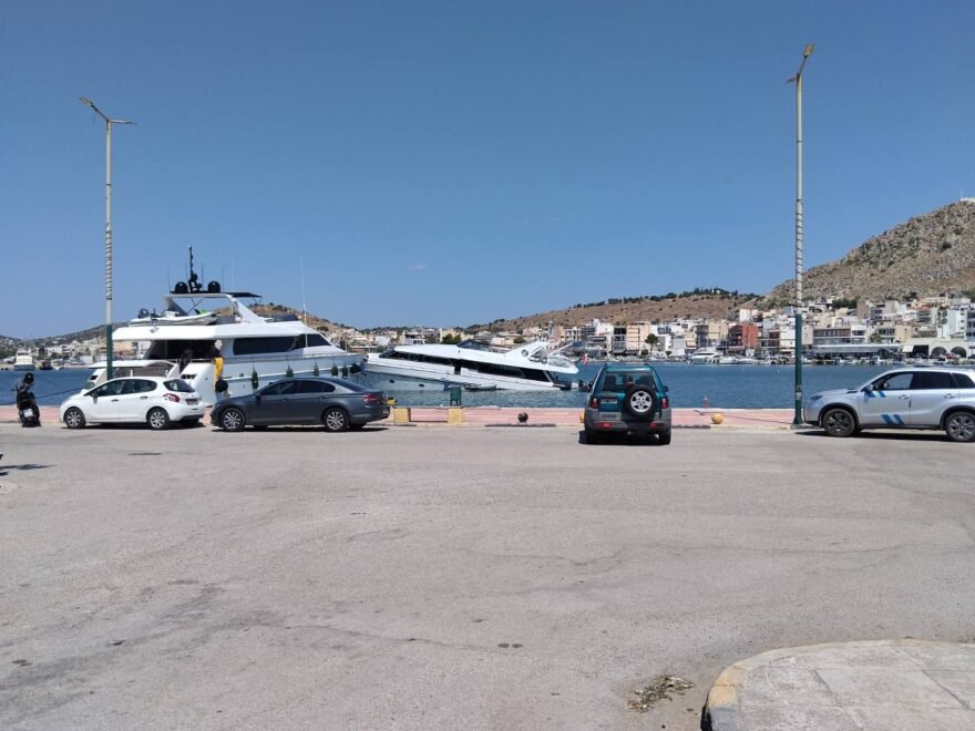 Σαλαμίνα: Βυθίζεται θαλαμηγός στη Μαρίνα Βουρκαρίου, δείτε βίντεο και φωτογραφίες