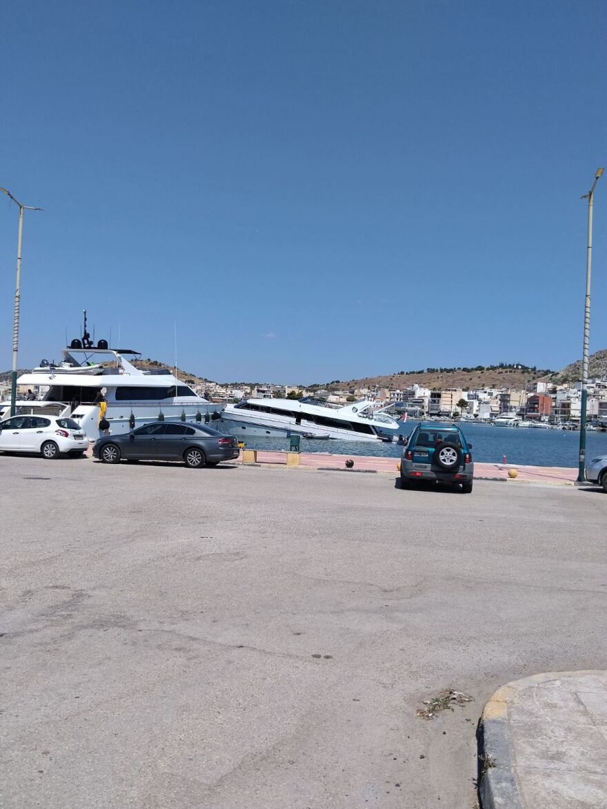 Σαλαμίνα: Βυθίζεται θαλαμηγός στη Μαρίνα Βουρκαρίου, δείτε βίντεο και φωτογραφίες