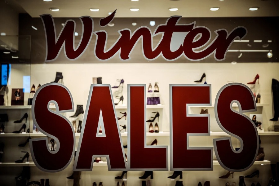 Χειμερινές εκπτώσεις 2026: Πότε ξεκινούν και ποιες Κυριακές λειτουργούν τα καταστήματα